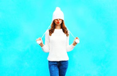 Kırmızı dudaklar ile mutlu güzel kadın bir örme öpmek bir hava yapar 