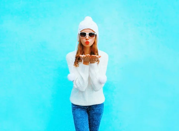 女性はニットのセーター、青色表現の帽子で空気キスを送信します。 — ストック写真