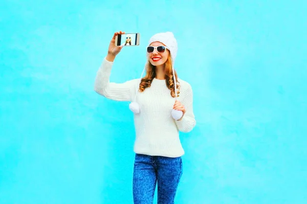 Kvinna tar en bild självporträtt i vit stickad tröja, ha — Stockfoto