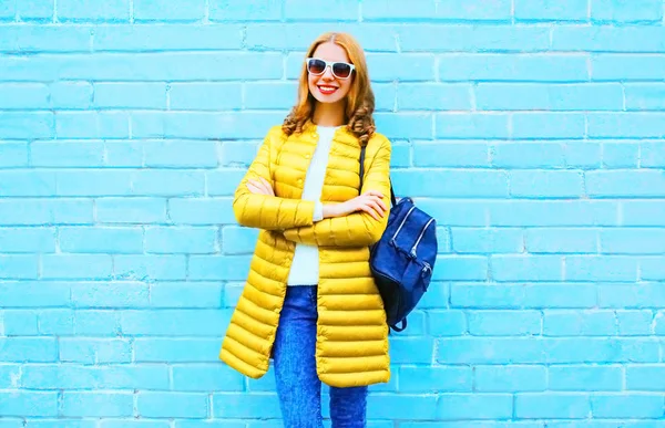 Moda bonita mujer sonriente con mochila en un colorido br azul —  Fotos de Stock