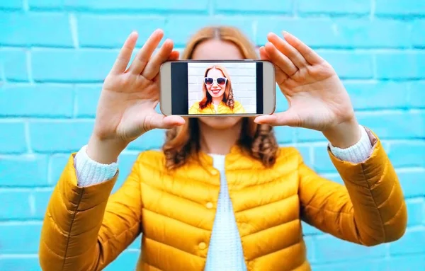 Feliz joven sonriente toma foto autorretrato en un inteligente — Foto de Stock