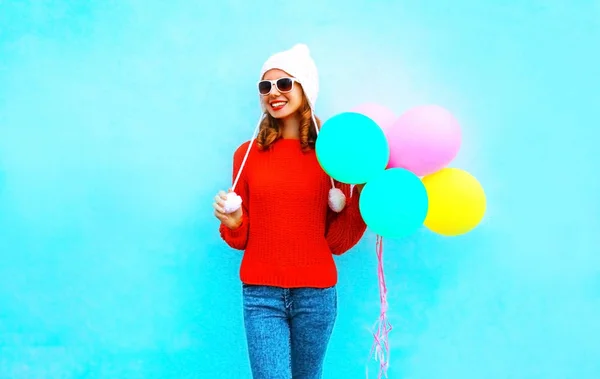 Mode junge lächelnde Frau hält einen Luftballon auf einem bunten — Stockfoto