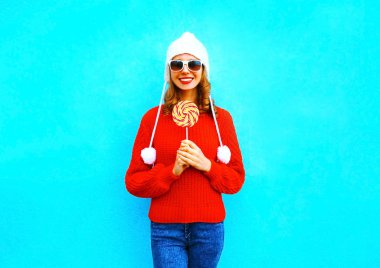 Lolipop kırmızı örme ter içinde ile oldukça gülümseyen kadın portre