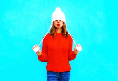 Kırmızı dudaklar ile güzel kadın yok örme şapka, bir hava öpücükte sw