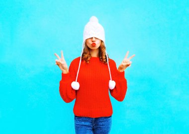 Kırmızı dudaklar ile genç ve güzel kadın bir örme h hava öpücükte mu