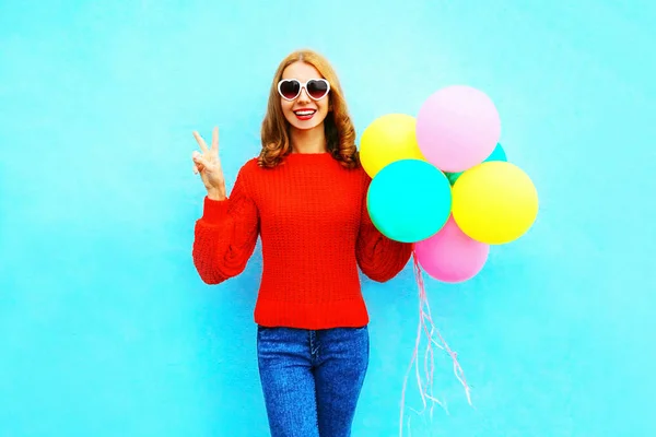 Mode skrattar ganska kvinna håller en färgglad air ballonger en b — Stockfoto