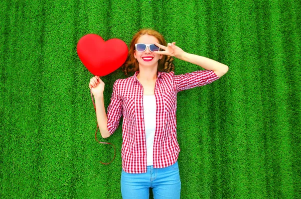 Retrato mulher sorridente com vermelho um balão de ar na forma de um — Fotografia de Stock