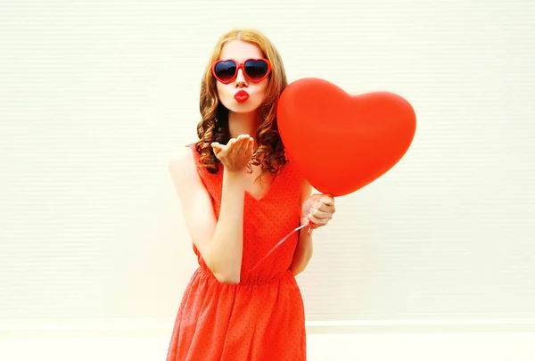 Güzel kadın portre kırmızı hava balonları bir hava öpücük gönderir — Stok fotoğraf