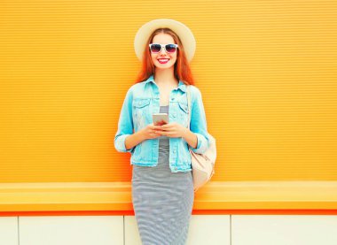 Gülümseyen kadın moda smartphone üzerinde ora City kullanıyor