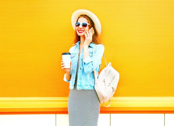 Мода усміхнена жінка говорить на смартфоні з чашкою кави на — стокове фото