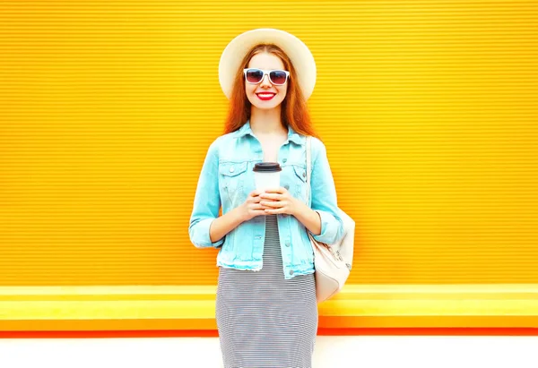 Módní usmívající se žena s šálek kávy na oranžové pozadí — Stock fotografie