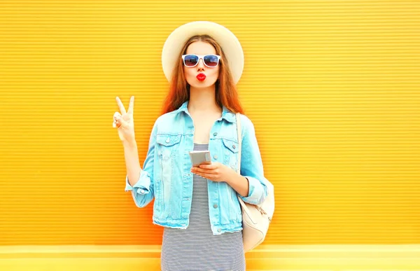Mode jonge vrouw met rode lippen is het gebruik van smartphone in het cit — Stockfoto