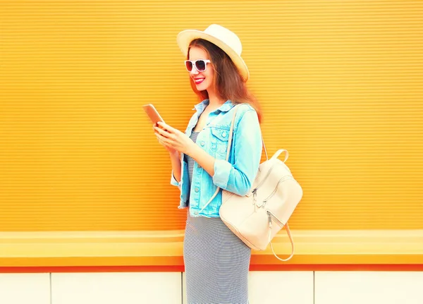 Мода усміхнена молода дівчина використовує смартфон у місті — стокове фото