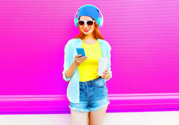 Moda sonriente mujer usando teléfono inteligente con una taza de café en colo — Foto de Stock