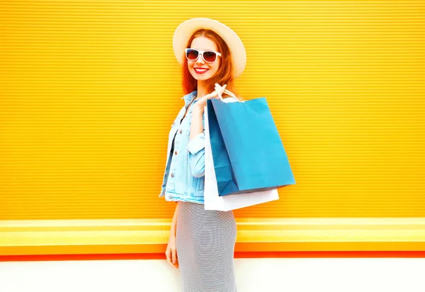 Módní docela usměvavá žena s nákupní tašky, slaměný klobouk na — Stock fotografie