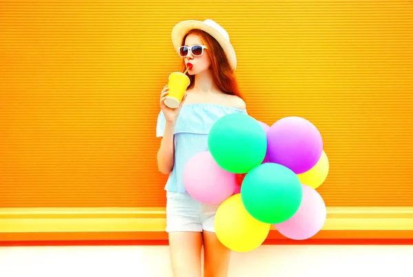 Moda bonita mujer bebe un zumo de fruta tiene un aire colorido — Foto de Stock