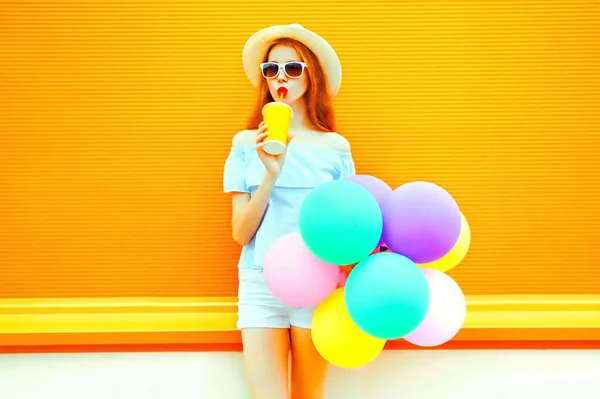 Мода жінка п'є фруктовий сік тримає повітряну барвисту кульку — стокове фото