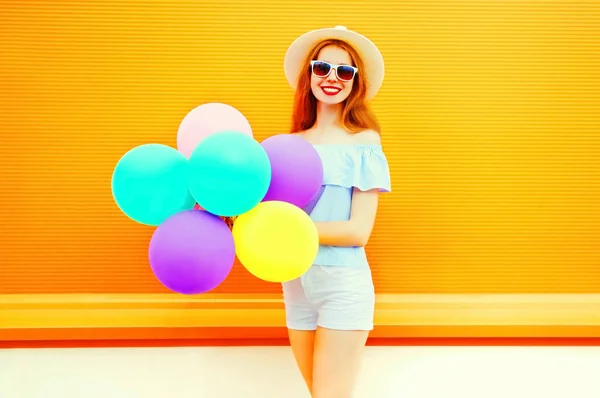 Moda sonriente mujer con un aire colorido globos en una naranja —  Fotos de Stock