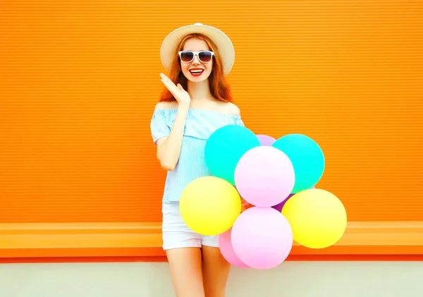 Мода молода усміхнена жінка з повітряними барвистими кульками на або — стокове фото