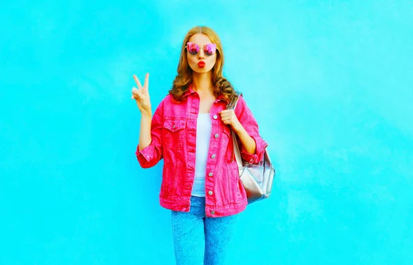 Fashion pretty woman make an air kiss in pink denim jacket on bl — Stock Photo, Image