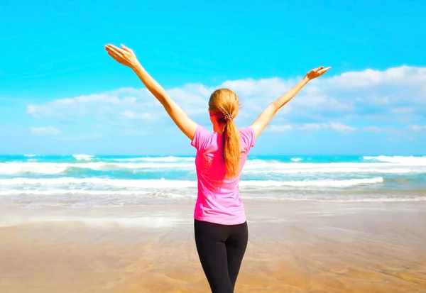 Fitness mulher feliz perto do mar na praia em um dia de verão — Fotografia de Stock
