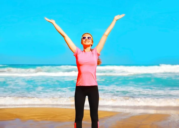Fitness souriant femme heureuse sur la plage près de la mer en été — Photo