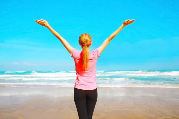Fitness mulher feliz na praia perto do mar em um dia de verão — Fotografia de Stock