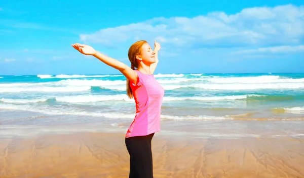 Fitness gelukkig lachende vrouw aan het strand in de buurt van de zee op de zomer — Stockfoto