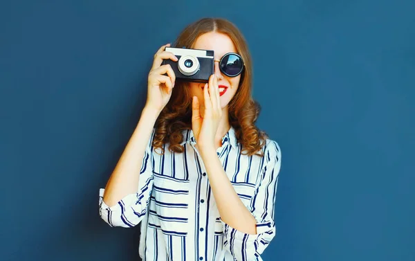 Portrait smiling young woman photographer with vintage film came — Stock Photo, Image