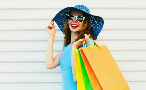 Retrato feliz mujer sonriente con bolsas de compras vistiendo dre azul —  Fotos de Stock