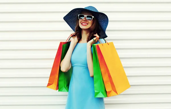Retrato feliz sorrindo mulher com sacos de compras vestindo dre azul — Fotografia de Stock