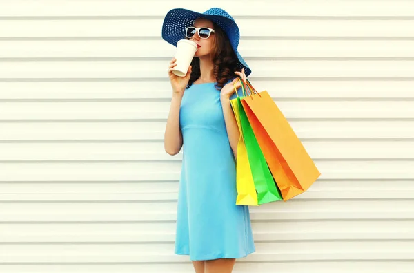 Retrato jovem bebendo café com sacos de compras vestindo — Fotografia de Stock