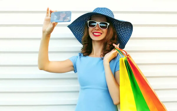 Retrato feliz sorrindo mulher tirando foto selfie por smartphone — Fotografia de Stock