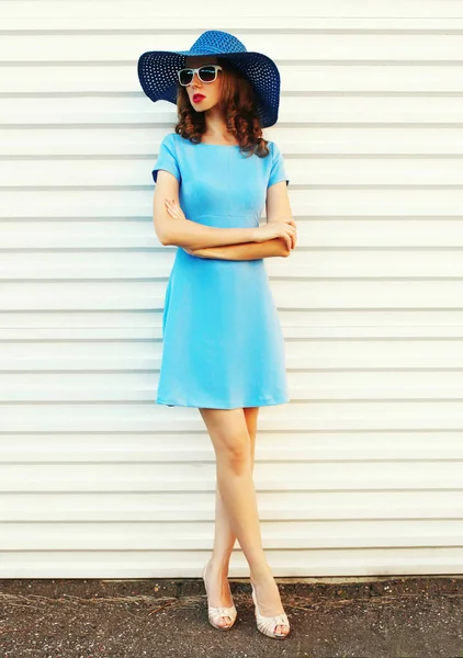 Full-length krásná mladá žena model pózování na sobě modré dres — Stock fotografie