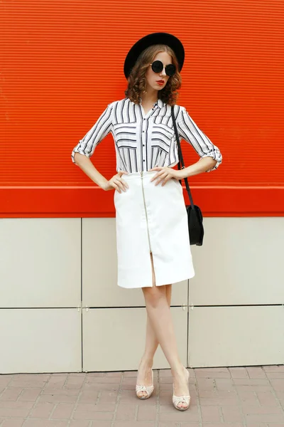 In voller Länge schöne junge Frau Modell trägt weiß gestreifte sh — Stockfoto