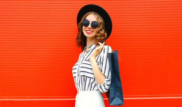 Bonita jovem sorrindo mulher com sacos de compras vestindo branco s — Fotografia de Stock