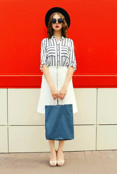 Full-length mooie jonge vrouw met boodschappentassen dragen whi — Stockfoto