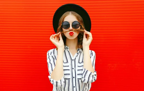 Retrato mulher engraçada mostrando bigode seu cabelo soprando lábios vermelhos — Fotografia de Stock