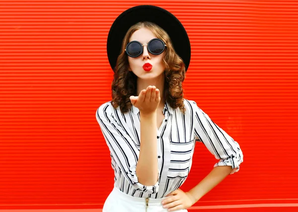 Retrato hermosa joven mujer soplando labios rojos enviando dulce ai —  Fotos de Stock
