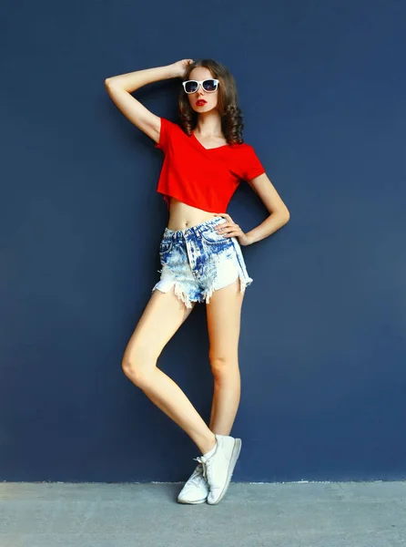 Attractive young woman model wearing shorts posing on city stree — Stock Photo, Image