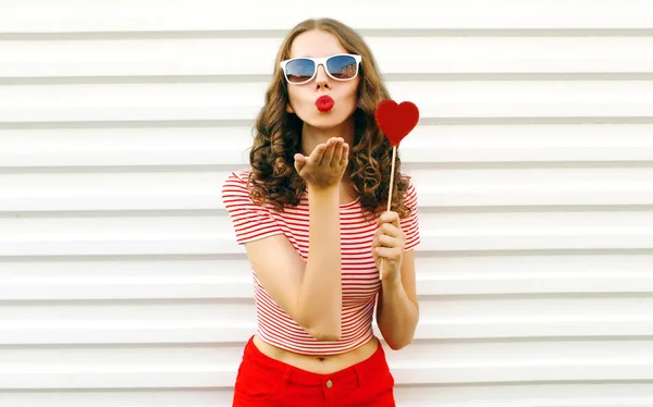 Porträt schöne junge Frau mit roter Sonnenbrille in Herzform — Stockfoto