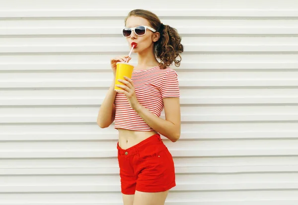 Verão retrato atraente jovem mulher beber suco no branco w — Fotografia de Stock