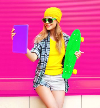 Güzel, gülümseyen bir kadın paten kayarak selfie çekiyor.