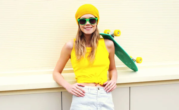 Ritratto fresco donna sorridente con skateboard indossa giallo colorato — Foto Stock