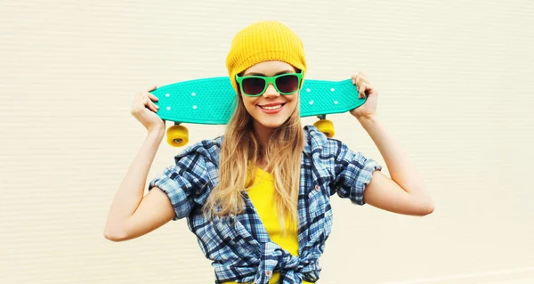 カラフルなyelを身に着けてスケートボードと肖像クールな笑顔の女性 — ストック写真