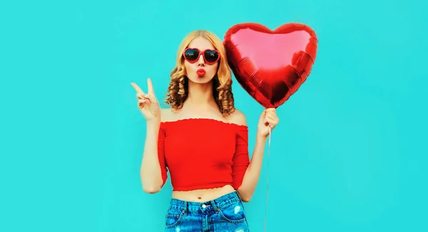 Bastante cool chica enviando dulce aire beso con rojo corazón en forma de ba —  Fotos de Stock
