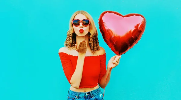 Retrato hermosa joven mujer enviando dulce aire beso con rojo h —  Fotos de Stock