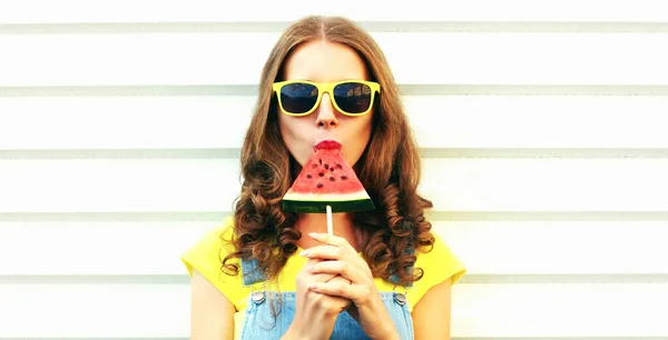 肖像若いです女性食べるアイスクリーム形スイカ上whi — ストック写真