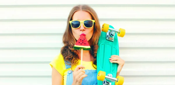 Portret jonge vrouw met skateboard eten ijsvormige wat — Stockfoto