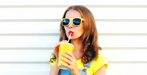 Retrato close up jovem mulher beber suco de copo sobre branco — Fotografia de Stock